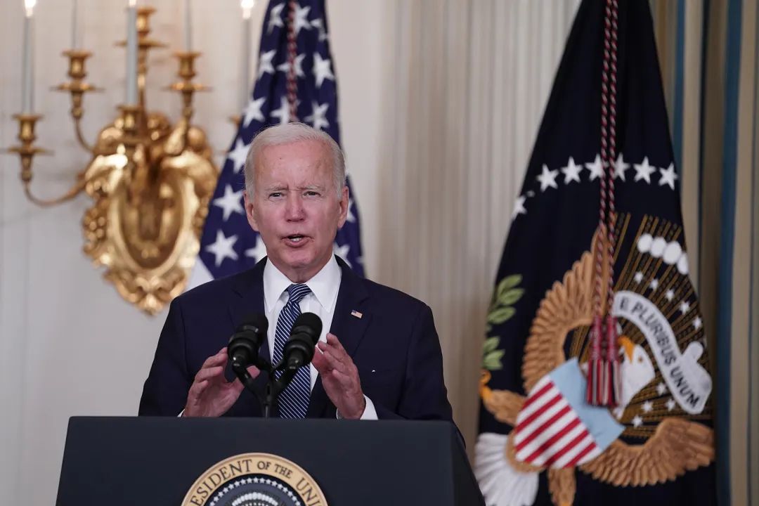 “根本压不住投资者的逃跑欲望”！美国银行股集体暴跌，多家银行停牌、熔断！美联储要降息了？